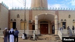 在埃及北部动荡的西奈半岛的一座近期发生恐怖袭击的清真寺。（2017年11月25日）