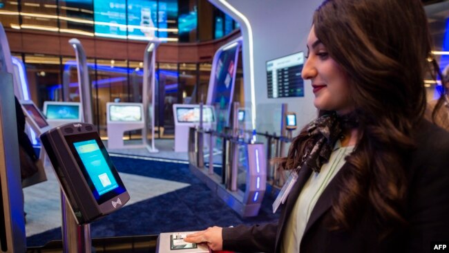 土耳其伊斯坦布尔机场使用的人脸识别扫描仪器（2019年10月16日）。