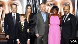 S lijeva na desno: glumci Tom Hanks, Thomas Horn, Sandra Bullock, redatelj Stephen Daldry te glumci Viola Davis i Jeffrey Wright na premijeri filma "Extremely Loud & Incredibly Close" u New Yorku, 15.12.2011. (AP Photo/Peter Kramer)