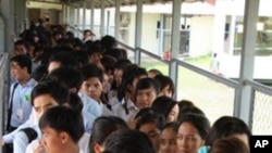 Cambodian Students line up to attend the Khmer Rouge trial in Phnom Penh, file photo.