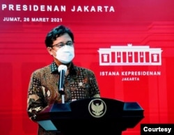 Menteri Kesehatan Budi Gunadi Sadikin usai Ratas dengan Presiden Jokowi di Istana Kepresidenan , Jakarta, Jumat, 26 Maret 2021 mengatakan jumlah penduduk Indonesia yang sudah divaksinasi COVID-19 tembus 10 juta Orang ( biro Setpres ).