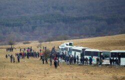 Ratusan migran menunggu di dekat bus setelah kamp "Lipa" ditutup, di Bihac, Bosnia dan Herzegovina, 30 Desember 2020. (Foto: Reuters/Dado Ruvic)