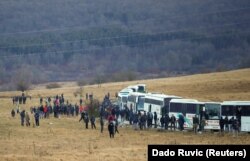 Ratusan migran menunggu di dekat bus setelah kamp "Lipa" ditutup, di Bihac, Bosnia dan Herzegovina, 30 Desember 2020. (Foto: Reuters/Dado Ruvic)