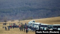 Ratusan migran menunggu di dekat bus setelah kamp "Lipa" ditutup, di Bihac, Bosnia dan Herzegovina, 30 Desember 2020. (Foto: Reuters/Dado Ruvic)