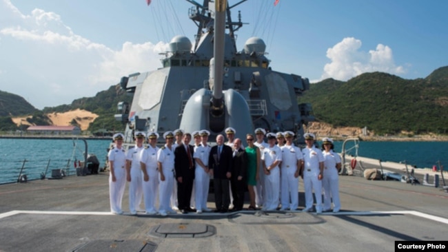 Đoàn các nhà lập pháp Hoa Kỳ do Thượng nghị sĩ John McCain dẫn đầu đến thăm tàu USS John McCain tại quân cảng Cam Ranh, Khánh Hòa, ngày 2/6/2017.
