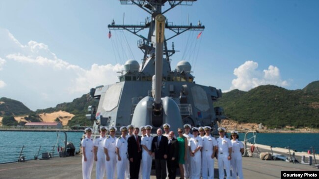 Đoàn các nhà lập pháp Hoa Kỳ, do TNS John McCain dẫn đầu, đến thăm tàu USS John McCain tại quân cảng Cam Ranh, Khánh Hòa, ngày 2/6/2017. (Ảnh Người Lao động)