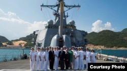 Đoàn các nhà lập pháp Hoa Kỳ, do TNS John McCain dẫn đầu, đến thăm tàu USS John McCain tại quân cảng Cam Ranh, Khánh Hòa, ngày 2/6/2017. (Ảnh Người Lao động)
