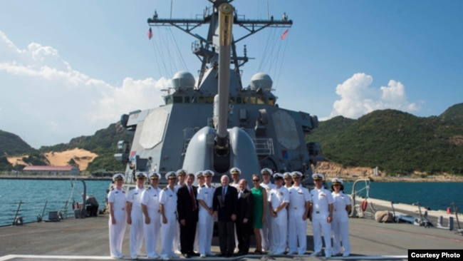 Đoàn các nhà lập pháp Hoa Kỳ, do TNS John McCain dẫn đầu, đến thăm tàu USS John McCain tại quân cảng Cam Ranh, Khánh Hòa, ngày 2/6/2017. (Ảnh Người Lao động)
