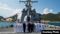 Đoàn các nhà lập pháp Mỹ do TNS John McCain dẫn đầu đến thăm tàu USS John McCain tại quân cảng Cam Ranh, Khánh Hòa, ngày 2/6/2017. (Ảnh Người Lao động)