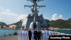 Đoàn các nhà lập pháp Hoa Kỳ do TNS John McCain dẫn đầu đến thăm tàu USS John McCain tại quân cảng Cam Ranh, Khánh Hòa, ngày 2/6/2017. (Ảnh Người Lao động)