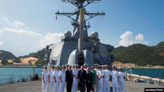 Đoàn các nhà lập pháp Hoa Kỳ do TNS John McCain dẫn đầu đến thăm tàu USS John McCain tại quân cảng Cam Ranh, Khánh Hòa, ngày 2/6/2017. (Ảnh Người Lao động)