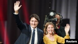 PM Kanada Justin Trudeau dan istrinya, Sophie, melambaikan tangannya ke arah para pendukung mereka di Palais des Congres, Montreal, Quebec, Kanada, 22 Oktober 2019.