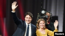 លោក​នាយករដ្ឋមន្ត្រី Justin Trudeau និង​ភរិយា​របស់​លោក​គឺ​លោកស្រី Sophie Gregoire Trudeau បក់​ដៃ​ទៅ​កាន់​អ្នក​គាំទ្រ​បន្ទាប់​ពី​ការ​បោះឆ្នោត​សហព័ន្ធ​នៅ​ក្នុង​ក្រុង Montreal ប្រទេស​កាណាដា កាលពី​ថ្ងៃទី២២ ខែតុលា ឆ្នាំ២០១៩។