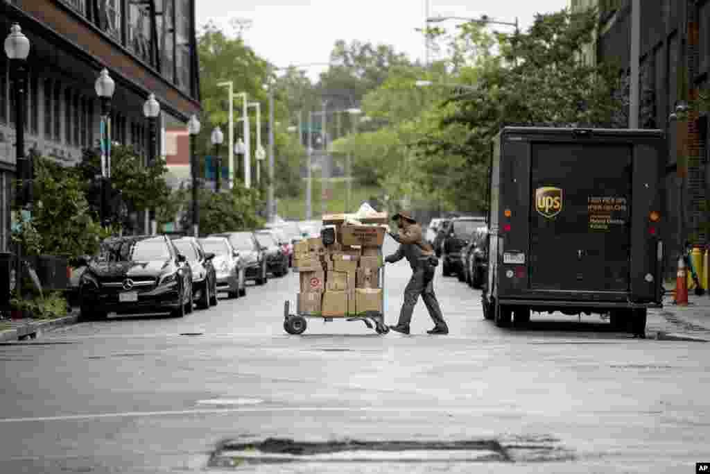 نمایی از یک خیابان در شهر واشنگتن، پایتخت آمریکا. قرنطینه در این شهر ادامه دارد و تنها کارکنان خدمات ضروری مانند این کارمند شرکت پستی یو پی اس در حال کار در شهر هستند.&nbsp;&nbsp;
