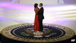 ປະທານາທິບໍດີ Barack Obama ແລະສະຕີໝາຍເລກນຶ່ງ ທ່ານນາງ Michelle Obama ພວມຟ້ອນລຳ ໃນງານລາຕີສະໂມສອນ ຕ້ອນຮັບການເຂົ້າຮັບຕຳແໜ່ງຂອງທ່ານ