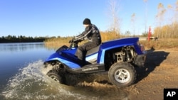 Quadski alcanza una velocidad en tierra y agua de hasta 72 kph (45 mph) hora en tierra. 