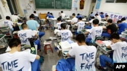 2018年5月23日，中国河北省邯郸的高中应届毕业生在年度“高考”前复习功课。他们的衬衫上印着的英文是“战斗的时候到了”。中国的高考将于今年6月7日和6月8日举行。