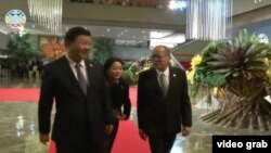 习近平与阿基诺总统交谈 (APEC TV截屏 )