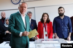 Turkish President Tayyip Erdogan casts his ballot at a polling station during the municipal elections in Istanbul, March 31, 2019