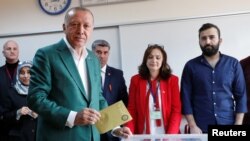 Turkish President Tayyip Erdogan casts his ballot at a polling station during the municipal elections in Istanbul, March 31, 2019