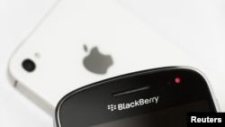 Ponsel pintar BlackBerry (kanan) dan saingannya, iPhone produksi Apple (foto: ilustrasi).