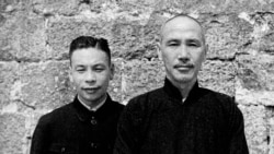 1941年蒋介石（右）在湖南，左边的是他的儿子蒋经国
