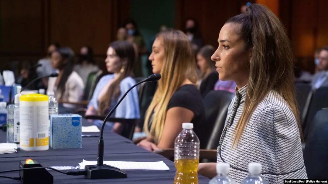 Američke gimnastičarke Eli Rajsman, Simon Bajls, Mekejla Maruni i Megi Nikols svedoče na pretresu u senatskom odboru za pravosuđe o načinu na koji je FBI vodio istragu o seksualnom zlostavljanju olimpijskih sportistkinja, 15. septembra 2021. (Foto: Rojters/Sauol Loeb)