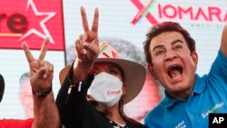 Kandida a la prezidans Ondiras Xiomara Castro salye patizan li yo nan San Pedro Sula, Ondiras, Samdi 20 Nov. 2021.