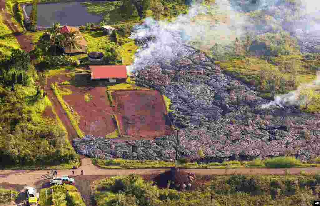 La coulée de lave du volcan Kilauea Volcano continue son bonhomme de chemin, destruisant tout sur son passage à Pahoa, Hawaii.
