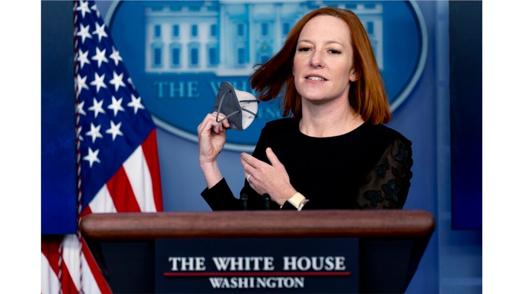 Juru bicara Gedung Putih Jen Psaki melepas masker setibanya di ruang konferensi pers Gedung Putih di Gedung Putih, Washington, 13 Januari. 2022.