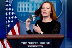 Juru bicara Gedung Putih Jen Psaki melepas masker setibanya di ruang konferensi pers Gedung Putih di Gedung Putih, Washington, 13 Januari. 2022.