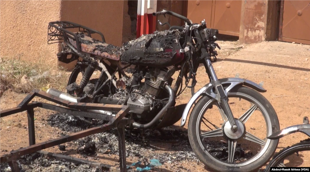 Des motos ont été incendiées à la prison de Koutoukalé, lors d'une attaque terroriste, au Niger, le 17 octobre 2016. (VOA/Abdoul-Razak Idrissa)