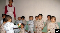 지난 2005년 북한 함경남도 함흥의 한 탁아소에서 국제 구호단체 카리타스의 지원을 받는 어린이들. (자료사진)