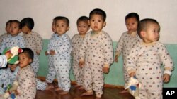 지난 2005년 북한 함경남도 함흥의 한 탁아소에서 국제 구호단체 카리타스의 지원을 받는 어린이들. (자료사진)