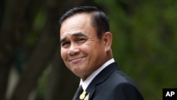 Perdana Menteri Thailand Prayuth Chan-ocha tersenyum dan berbicara kepada wartawan sebelum pertemuan di gedung pemerintah di Bangkok, Thailand, 6 Juni 2019. (Foto: dok). 