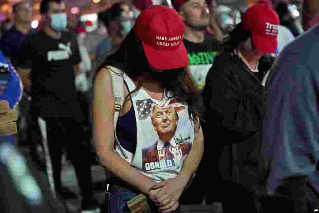 Balandi ba Trump bazali kosambela libanda lya bureau ya Comté Maricopa, na Pheonix, New York, 4 novembre 2020. (AP Photo/Matt York)
