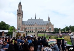 海牙国际仲裁庭宣布裁决结果之前，海牙和平宫外面聚集着示威者、警察和记者（2016年7月12日）