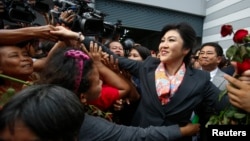 លោកស្រី​​នាយករដ្ឋមន្ត្រី Yingluck Shinawatra ត្រូវ​អ្នក​គាំទ្រ​ស្វាគមន៍នៅ​ក្រុង​បាងកក​កាល​ពី​ថ្ងៃ​ទី​៧​ខែ​ឧសភា ឆ្នាំ​២០១៤។