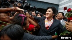 លោកស្រី​​នាយករដ្ឋមន្ត្រី Yingluck Shinawatra ត្រូវ​អ្នក​គាំទ្រ​ស្វាគមន៍នៅ​ក្រុង​បាងកក​កាល​ពី​ថ្ងៃ​ទី​៧​ខែ​ឧសភា ឆ្នាំ​២០១៤។