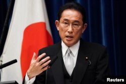 日本新任首相岸田文雄在东京首相府的记者会上讲话。（2021年10月4日）