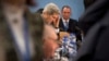 جان کری وزیر خارجه آمریکا (وسط)، منتظر شروع نشستی در مقر ناتو در بروکسل – ۱۱ آذر ۱۳۹۳ (۲ دسامبر ۲۰۱۴) 