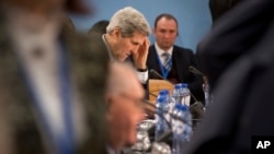 جان کری وزیر خارجه آمریکا (وسط)، منتظر شروع نشستی در مقر ناتو در بروکسل – ۱۱ آذر ۱۳۹۳ (۲ دسامبر ۲۰۱۴) 
