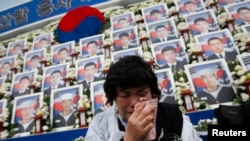 26일 한국 국립대전현충원에서 열린 천안함 용사 4주기 추모식에서 희생자 유가족이 눈물을 흘리고 있다.