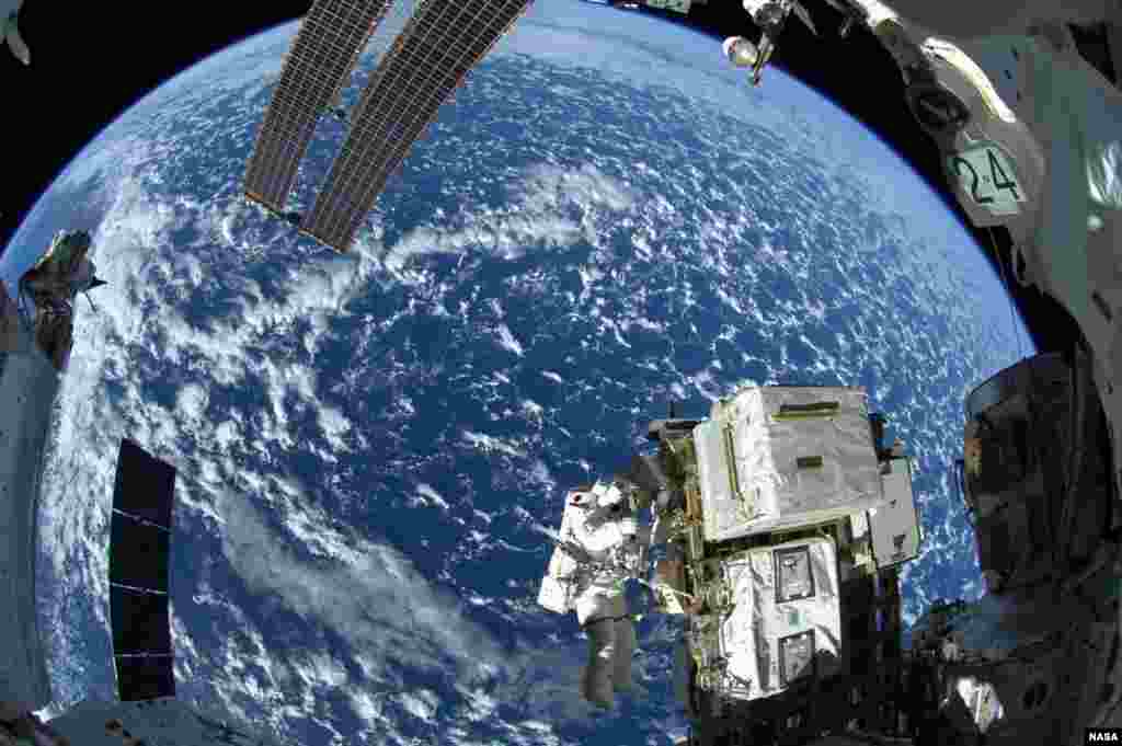 미 항공우주국 NASA 소속 우주비행사인 레이드 와이즈먼이 국제우주정거장 외부에서 우주 유영을 하고 있다. 