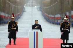 El presidente francés, Emmanuel Macron, pronuncia un discurso durante una ceremonia de conmemoración del Día del Armisticio, 100 años después del final de la Primera Guerra Mundial en el Arco de Triunfo, en París, el 11 de noviembre de 2018.