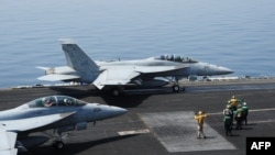 Máy bay chiến đấu hải quân F/A-18E cất cánh từ tàu sân bay USS George H.W. Bush.