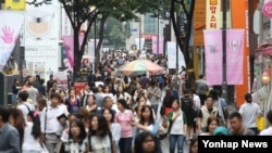 지난 6~7월 중동호흡기증후군(메르스) 사태로 썰물처럼 빠져나간 중국인 관광객이 다시 서울 시내 백화점과 면세점에 몰려 들고 있다. 사진은 2일 오후 붐비는 명동 거리.