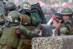 Las dos carabineras -María José Hernández Torres, de 25 años, y Abigail Catalina Aburto Cárdenas, de 20-, integrantes ambas de las fuerzas especiales de Carabineros, se encuentran en estado grave en el hospital, informó su cuerpo policial.