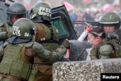 Las dos carabineras -María José Hernández Torres, de 25 años, y Abigail Catalina Aburto Cárdenas, de 20-, integrantes ambas de las fuerzas especiales de Carabineros, se encuentran en estado grave en el hospital, informó su cuerpo policial.