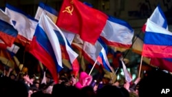 Những người thân Nga ăn mừng tại Quảng trường Lenin ở Simferopol, Ukraina, ngày 16/3/2014.